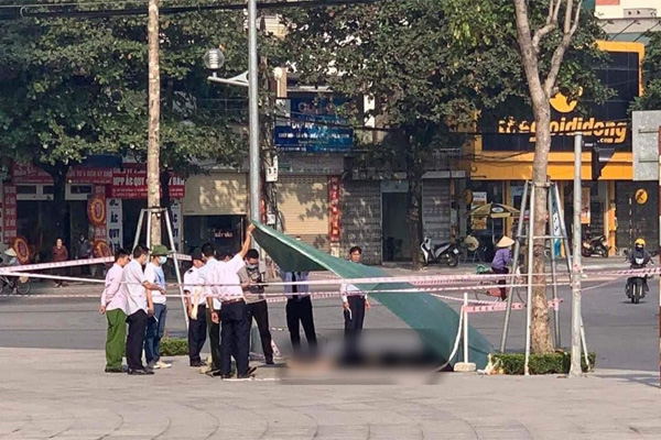 Thót tim cảnh người đàn ông hứng đỡ đứa trẻ rơi từ tầng 2-1