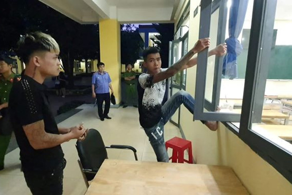 Cụ ông tóc bạc trắng phi xe máy, cầm dao dọa chém người đi đường gây náo loạn-2