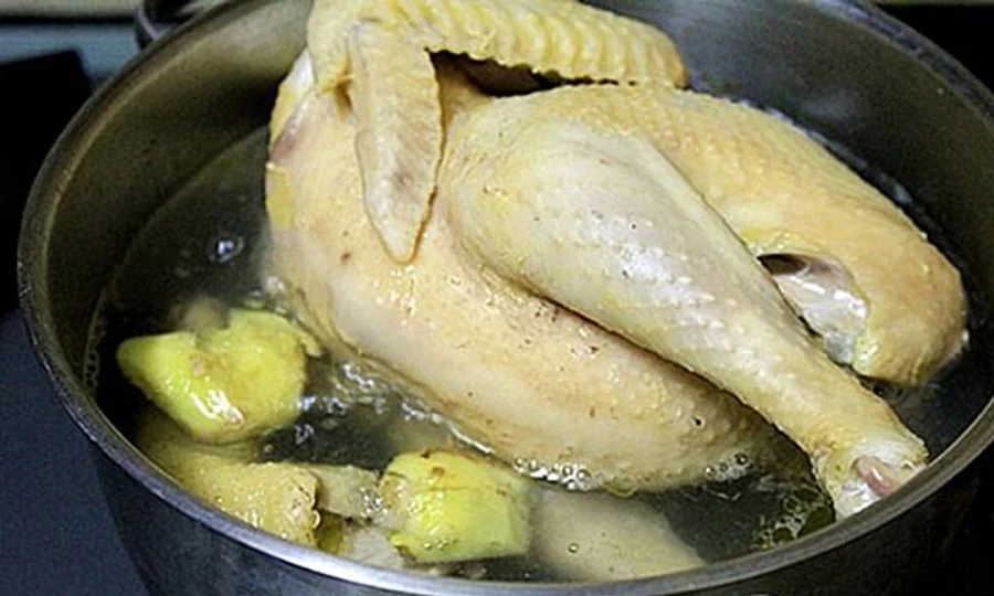 Luộc thịt gà đừng chỉ cho nước lã: Cho thêm thứ này thịt gà ngon ngọt, da vàng óng, không bị nứt-2