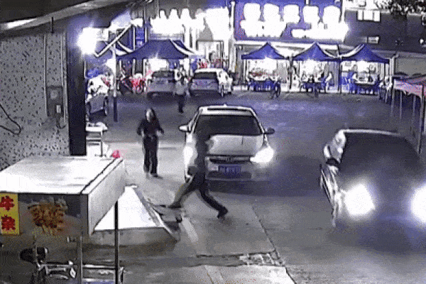 Thót tim cảnh bé trai suýt bị bình nước rơi trúng người khi đang chơi trong nhà-1