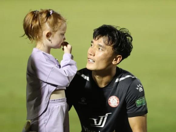 Vợ Tây bụng bầu vượt mặt ở tháng cuối thai kỳ vẫn ra sân cổ vũ Bùi Tiến Dũng thi đấu-4