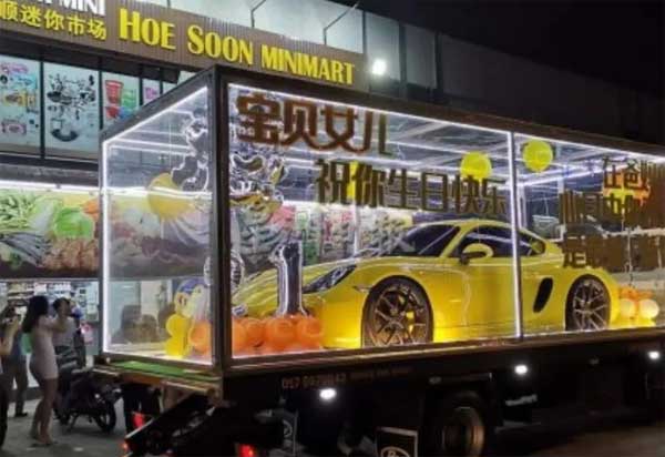 Bố mẹ ship xe sang tiền tỷ đến tận công ty làm quà sinh nhật cho con gái-1