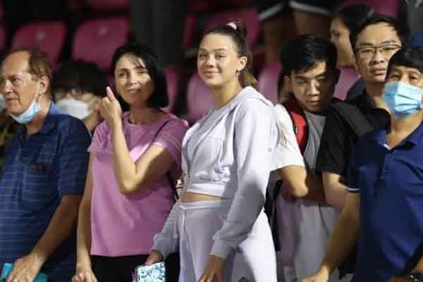 Vợ Tây của thủ môn Bùi Tiến Dũng mặc đồ hở bụng ra đường dù đang bầu ở tuần 38-6