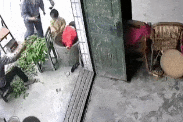 Hàng chục người nhấc bổng xe tải cứu người đàn ông mắc kẹt dưới gầm-1