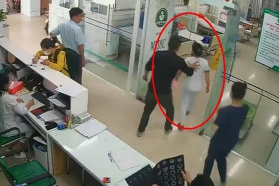 CLIP: Nữ điều dưỡng ở Bình Dương bị hành hung