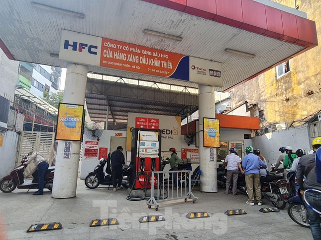Hàng loạt cây xăng bán nhỏ giọt, đối phó, người dân Hà Nội bức xúc vì phải xếp hàng dài-1