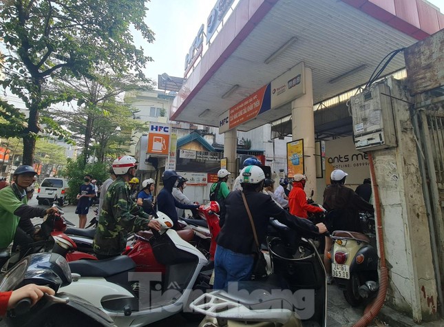Hàng loạt cây xăng bán nhỏ giọt, đối phó, người dân Hà Nội bức xúc vì phải xếp hàng dài-2