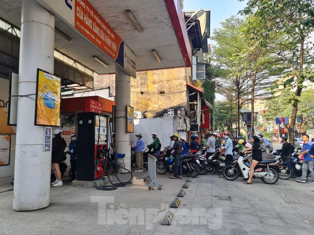 Hàng loạt cây xăng bán nhỏ giọt, đối phó, người dân Hà Nội bức xúc vì phải xếp hàng dài-3