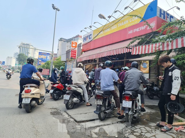 Hàng loạt cây xăng bán nhỏ giọt, đối phó, người dân Hà Nội bức xúc vì phải xếp hàng dài-4