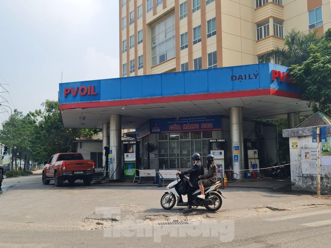 Hàng loạt cây xăng bán nhỏ giọt, đối phó, người dân Hà Nội bức xúc vì phải xếp hàng dài-6