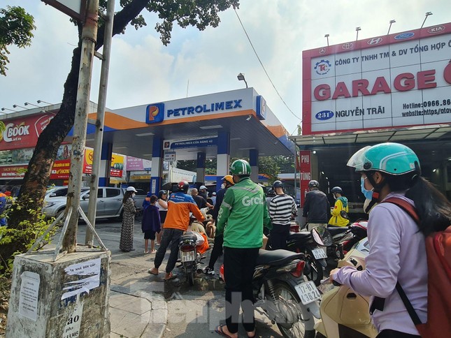Hàng loạt cây xăng bán nhỏ giọt, đối phó, người dân Hà Nội bức xúc vì phải xếp hàng dài-10