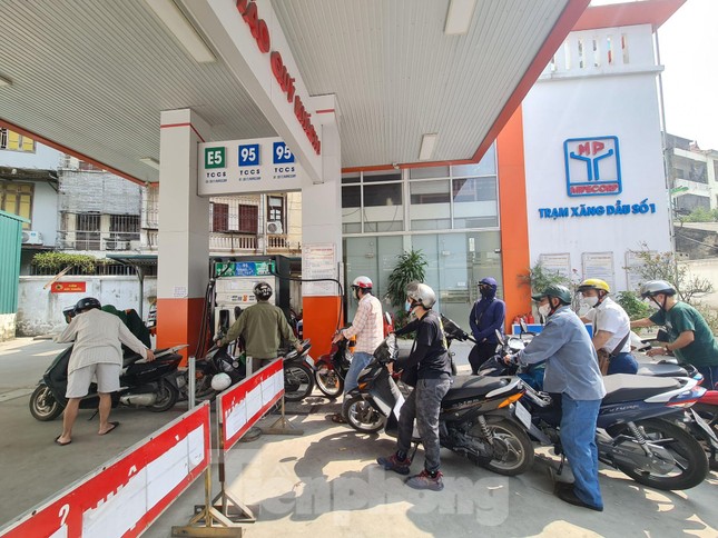 Hàng loạt cây xăng bán nhỏ giọt, đối phó, người dân Hà Nội bức xúc vì phải xếp hàng dài-8