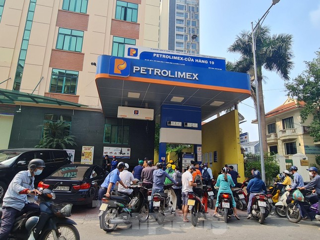 Hàng loạt cây xăng bán nhỏ giọt, đối phó, người dân Hà Nội bức xúc vì phải xếp hàng dài-11