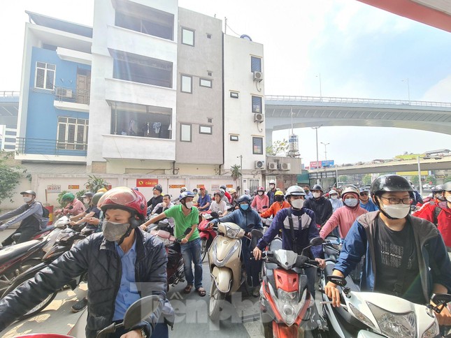 Hàng loạt cây xăng bán nhỏ giọt, đối phó, người dân Hà Nội bức xúc vì phải xếp hàng dài-9