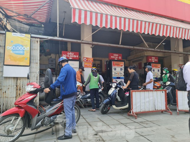 Hàng loạt cây xăng bán nhỏ giọt, đối phó, người dân Hà Nội bức xúc vì phải xếp hàng dài-5