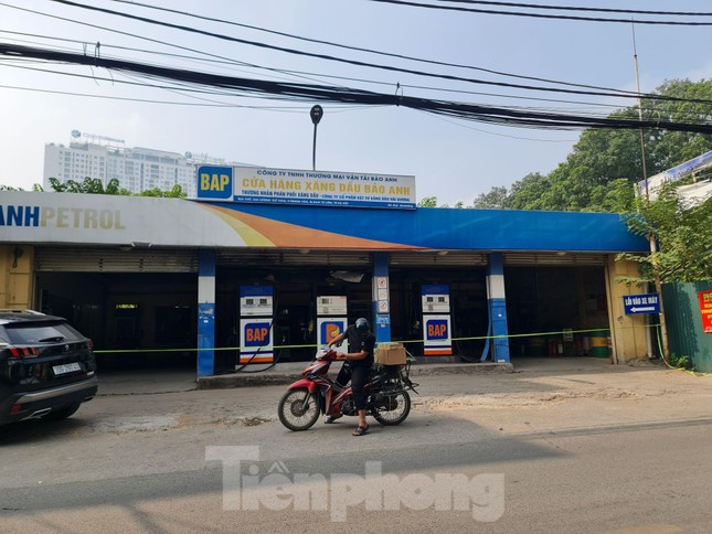 Hàng loạt cây xăng bán nhỏ giọt, đối phó, người dân Hà Nội bức xúc vì phải xếp hàng dài-7