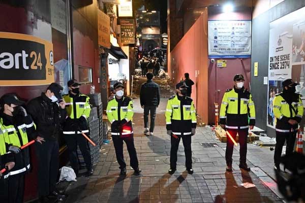 Cảnh sát Hàn Quốc đột kích 55 địa điểm liên quan đến thảm kịch Halloween-1