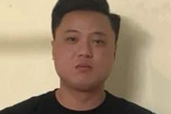 Thấy bạn gái ngồi trên ôtô người lạ, thanh niên đập phá xe