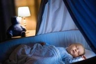 Một thói quen khi ngủ vô tình khiến bé dậy thì sớm, mẹ biết cần tránh ngay