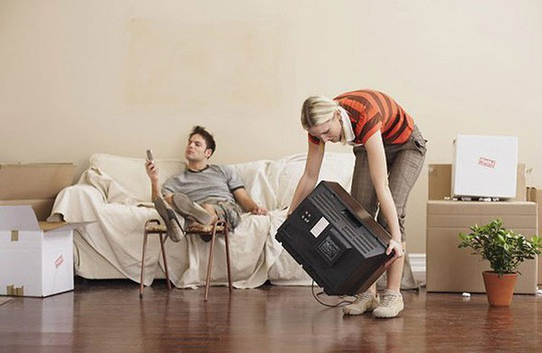 Vợ mổ cấp cứu nhưng chồng vẫn bận nốt trận bóng, lúc vào viện bị mẹ hét lớn: Mày mất tất cả rồi-1