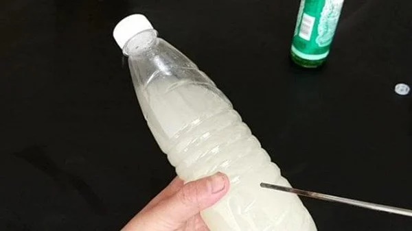 Đặt một chai nước vào bồn cầu: Lợi ích tuyệt vời, ai cũng muốn học theo-1