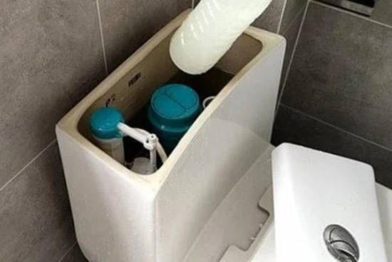 Đặt một chai nước vào bồn cầu: Lợi ích tuyệt vời, ai cũng muốn học theo