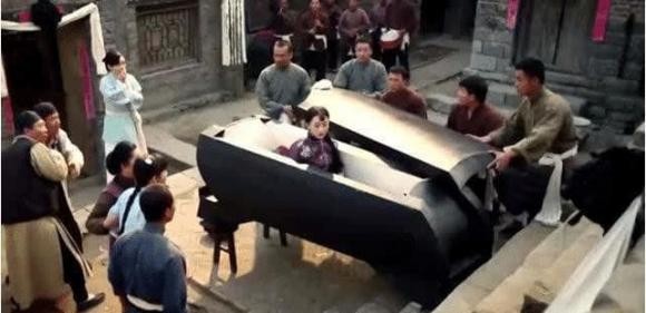 Việc sử dụng ảnh diễn viên làm ảnh thờ trong phim có phải là điều cấm kỵ? Ai ngờ ekip có chiêu lấy lòng bằng một phần thưởng tươi rói-1