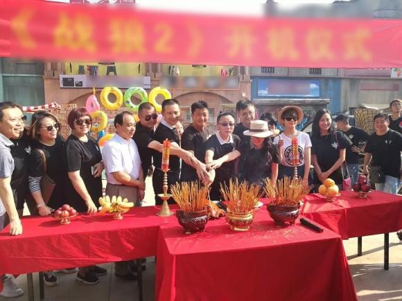 Việc sử dụng ảnh diễn viên làm ảnh thờ trong phim có phải là điều cấm kỵ? Ai ngờ ekip có chiêu lấy lòng bằng một phần thưởng tươi rói-7