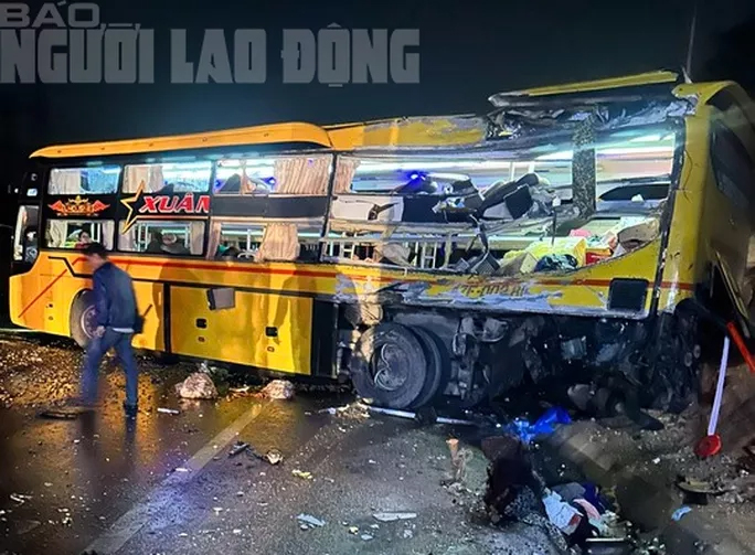 Xe khách giường nằm đấu đầu xe tải, 2 người chết, 11 người bị thương-3