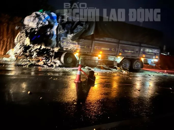 Xe khách giường nằm đấu đầu xe tải, 2 người chết, 11 người bị thương-1