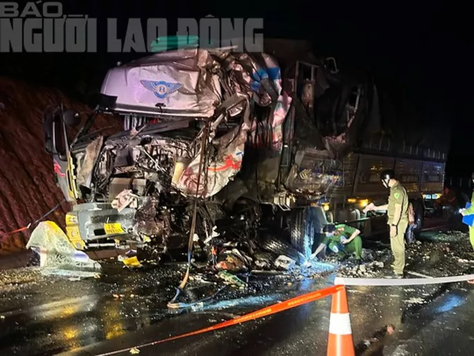 Xe khách giường nằm đấu đầu xe tải, 2 người chết, 11 người bị thương-2
