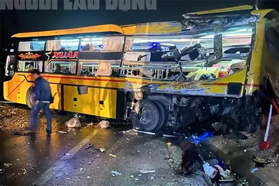 Xe khách giường nằm đấu đầu xe tải, 2 người chết, 11 người bị thương