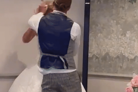 Clip chú rể úp bánh kem lên mặt cô dâu khiến người xem tức giận-1