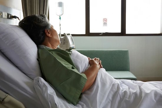 Câu nói phũ phàng của anh chồng khi thấy mẹ về quê