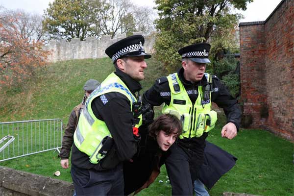 Cận cảnh Nhà vua Anh bị ném trứng khi đang đi bộ, cảnh sát tóm sống thủ phạm-1