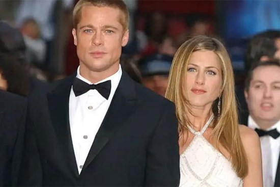 Jennifer Aniston nổi đóa vì tin bị Brad Pitt bỏ vì không chịu đẻ con