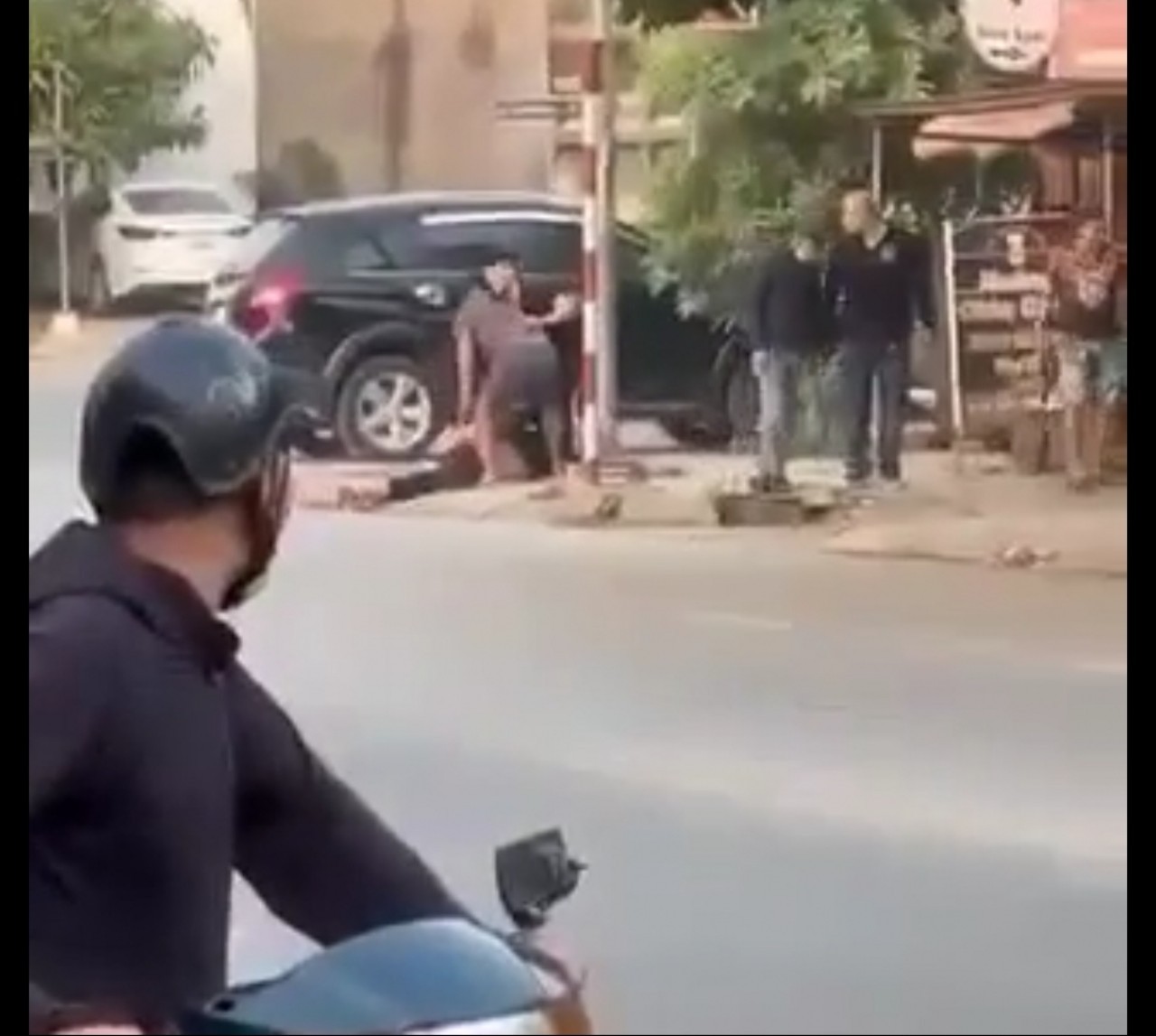 Thái Nguyên: Người đàn ông bị đâm nằm gục bên vệ đường-1