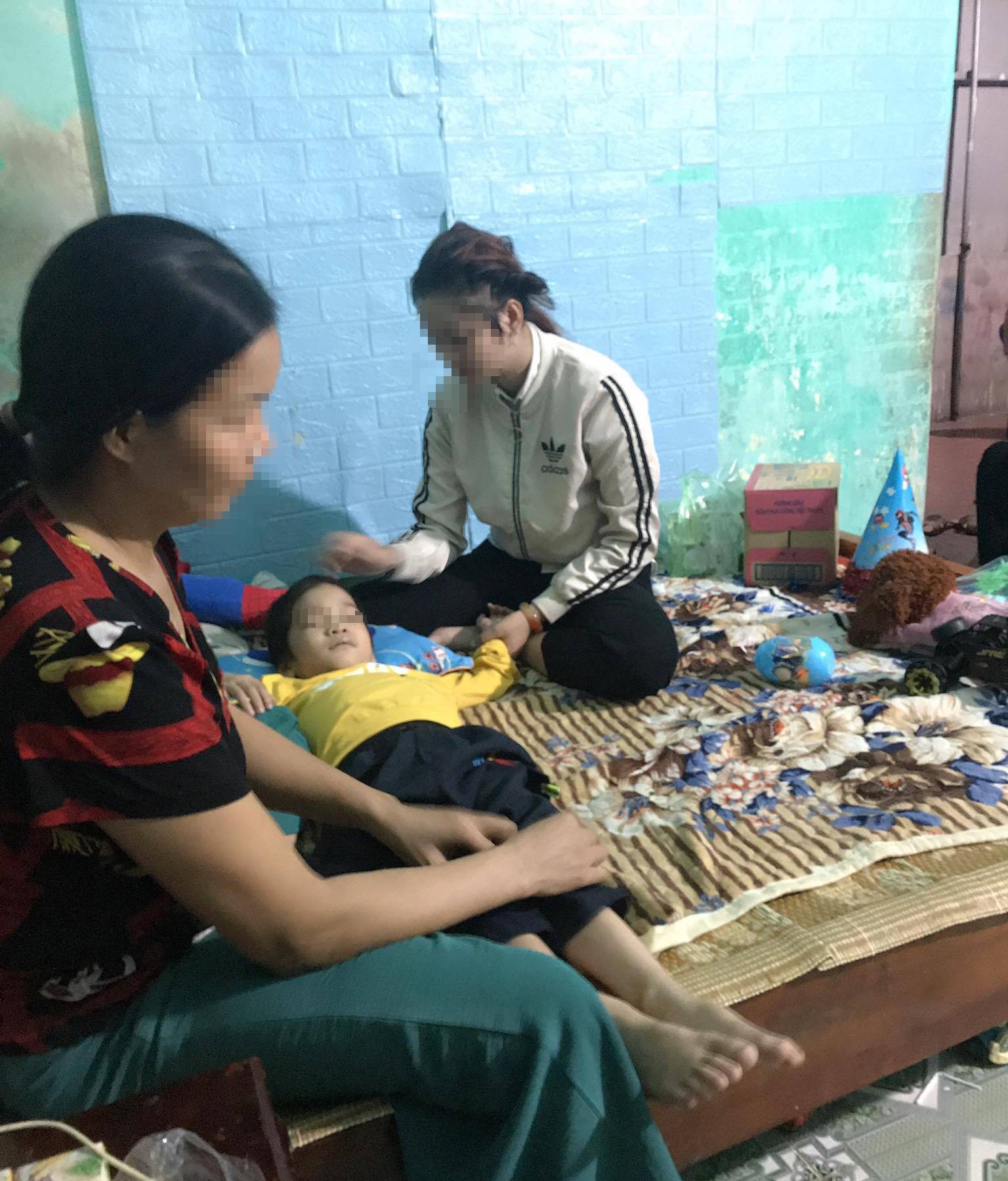 Khoảnh khắc bé trai 5 tuổi mắc ung thư giai đoạn cuối mỉm cười hạnh phúc trong vòng tay mẹ: Mẹ đã về ôm con-3