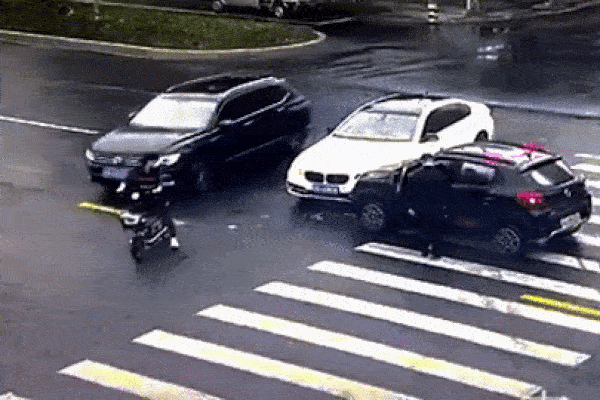 Đạp xe tập thể dục cùng vợ, người đàn ông bất ngờ bị ô tô tông bay giữa đường-1