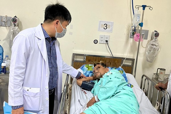 Cô gái trẻ bị mạng nhện giăng trong mắt-3