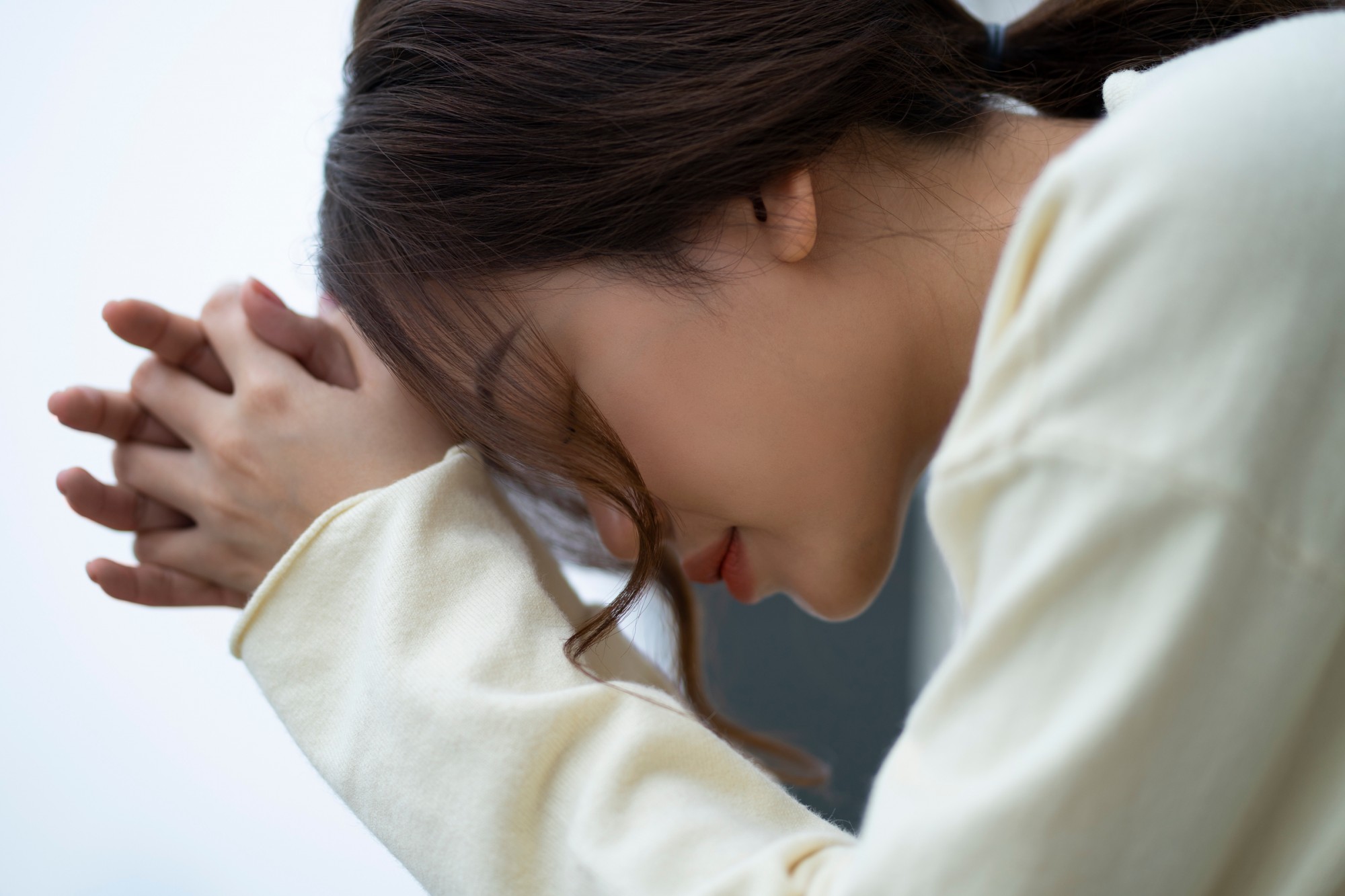 Mẹ ốm, chị gái vào viện tay không, tôi buông lời trách thì thở dài khi nghe chị lí nhí: Mẹ chồng giữ hết lương của chị rồi-1