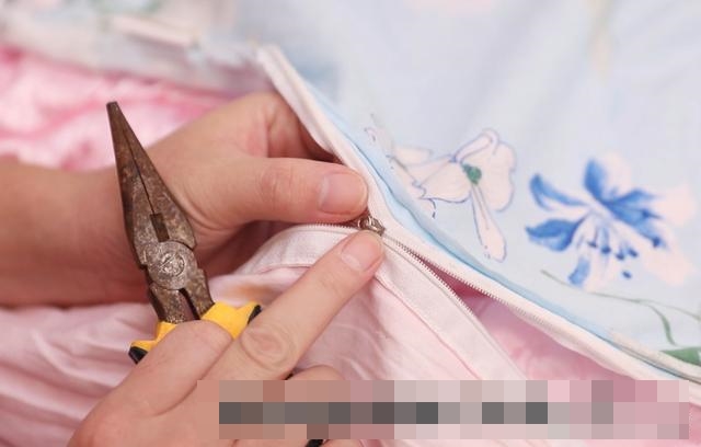 Dây kéo trên vỏ chăn bị hỏng, đừng tốn tiền thay mới, chỉ với một mẹo đơn giản này là có thể sửa dễ dàng-3