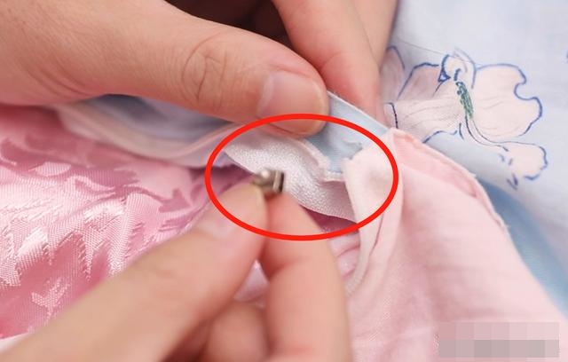 Dây kéo trên vỏ chăn bị hỏng, đừng tốn tiền thay mới, chỉ với một mẹo đơn giản này là có thể sửa dễ dàng-10