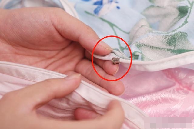 Dây kéo trên vỏ chăn bị hỏng, đừng tốn tiền thay mới, chỉ với một mẹo đơn giản này là có thể sửa dễ dàng-7