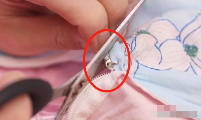 Dây kéo trên vỏ chăn bị hỏng, đừng tốn tiền thay mới, chỉ với một mẹo đơn giản này là có thể sửa dễ dàng-8