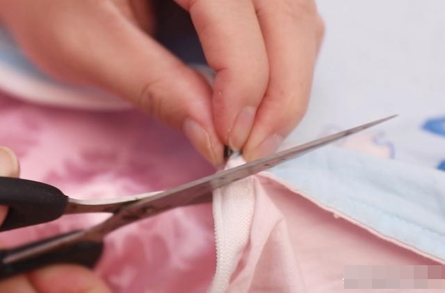 Dây kéo trên vỏ chăn bị hỏng, đừng tốn tiền thay mới, chỉ với một mẹo đơn giản này là có thể sửa dễ dàng-9