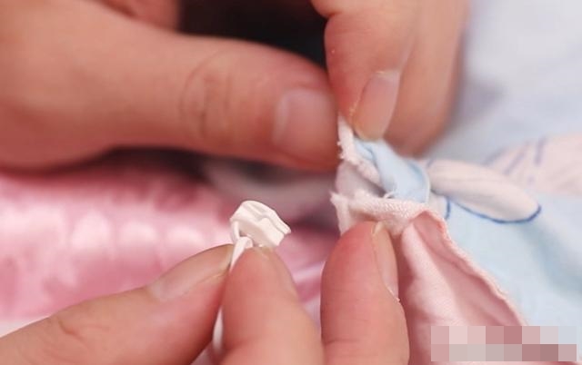 Dây kéo trên vỏ chăn bị hỏng, đừng tốn tiền thay mới, chỉ với một mẹo đơn giản này là có thể sửa dễ dàng-12