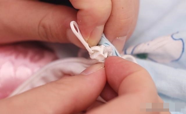 Dây kéo trên vỏ chăn bị hỏng, đừng tốn tiền thay mới, chỉ với một mẹo đơn giản này là có thể sửa dễ dàng-13