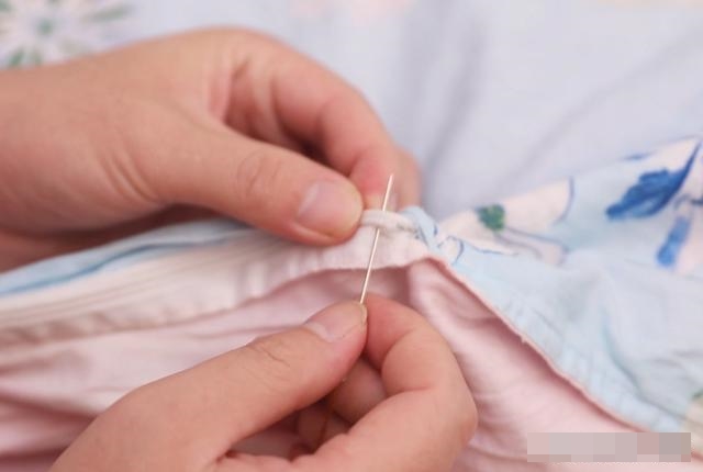 Dây kéo trên vỏ chăn bị hỏng, đừng tốn tiền thay mới,&nbsp;chỉ với một mẹo đơn giản này là có thể&nbsp;sửa&nbsp;dễ dàng-15