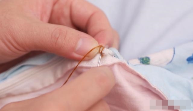 Dây kéo trên vỏ chăn bị hỏng, đừng tốn tiền thay mới,&nbsp;chỉ với một mẹo đơn giản này là có thể&nbsp;sửa&nbsp;dễ dàng-16